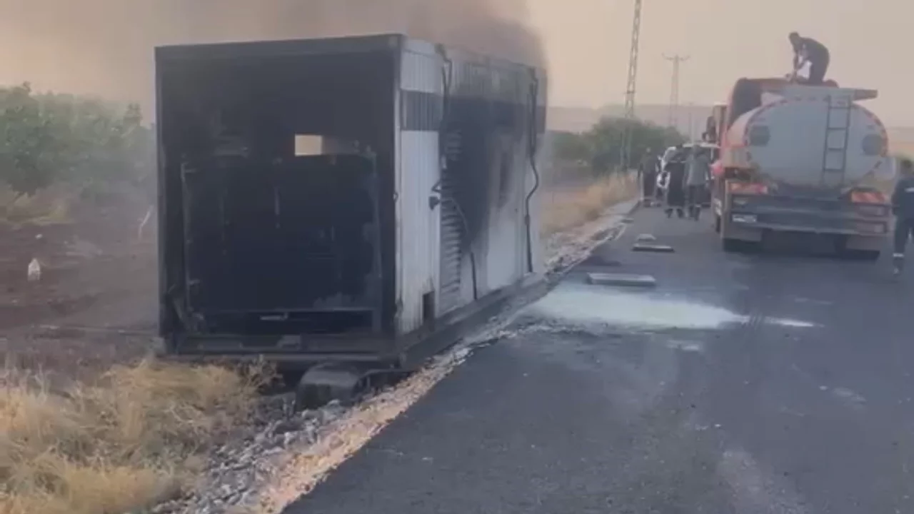Siirt'te TPAO jeneratörünü taşıyan tır yan yattı: Saatler sonra kaldırılırken alev aldı
