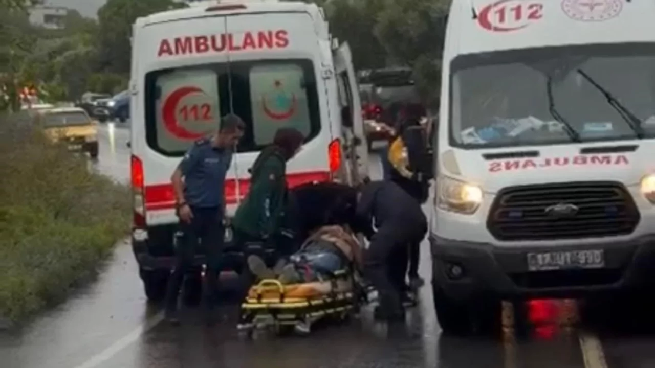 G&ouml;k&ccedil;eada'da minib&uuml;s devrildi: S&uuml;r&uuml;c&uuml; hayatını kaybetti, 2 kişi yaralandı