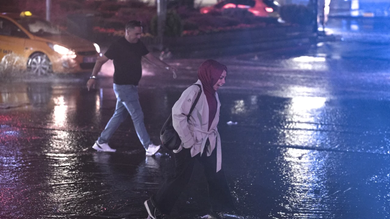 Başkentte gök gürültülü sağanak etkili oldu 