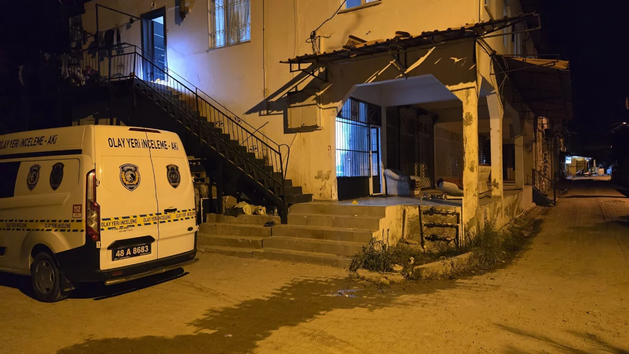 Aynı evde kalan iş arkadaşları arasında bı&ccedil;aklı kavga: 1 kişi hayatını kaybetti