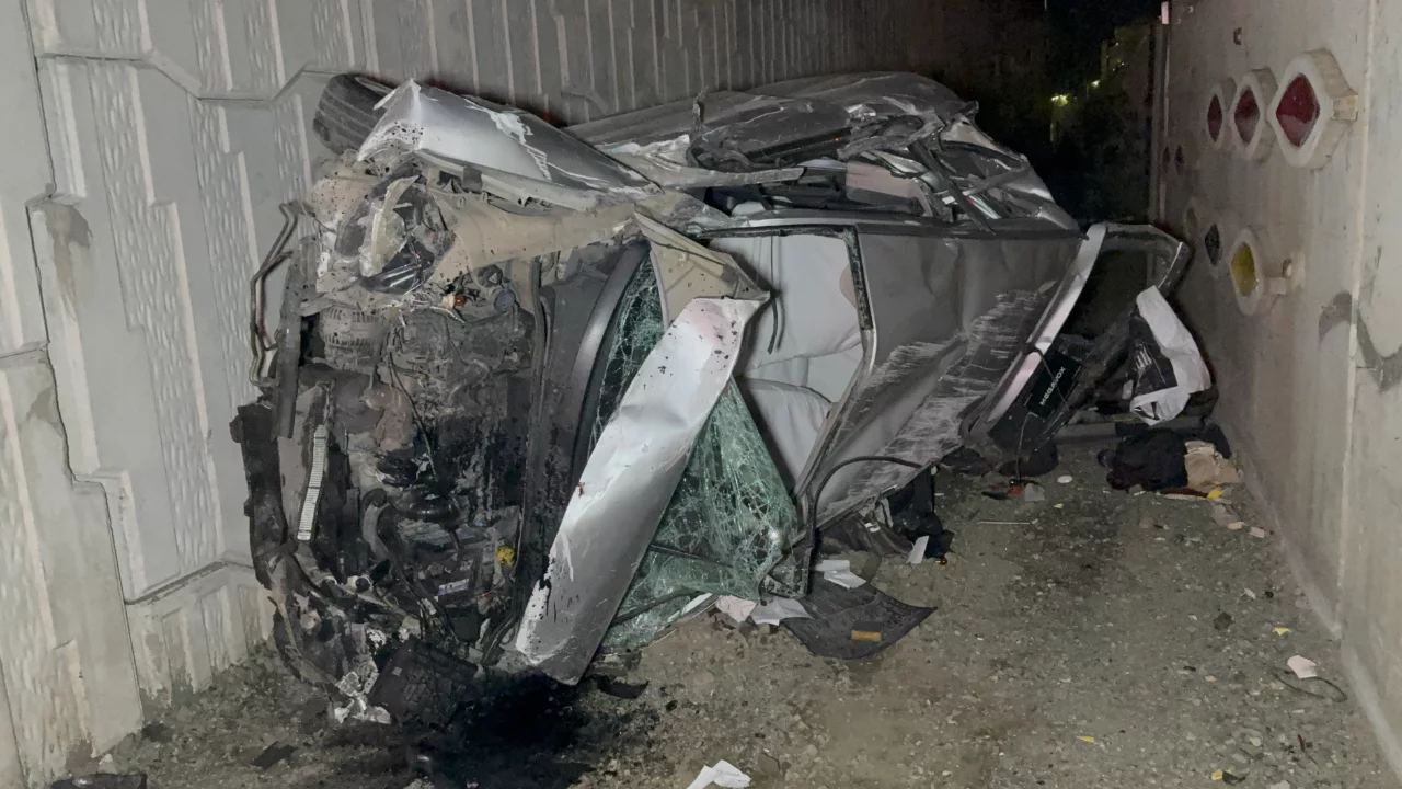 Samsun'da feci kaza: Otomobil takla atarak tramvay yolu duvarına sıkıştı