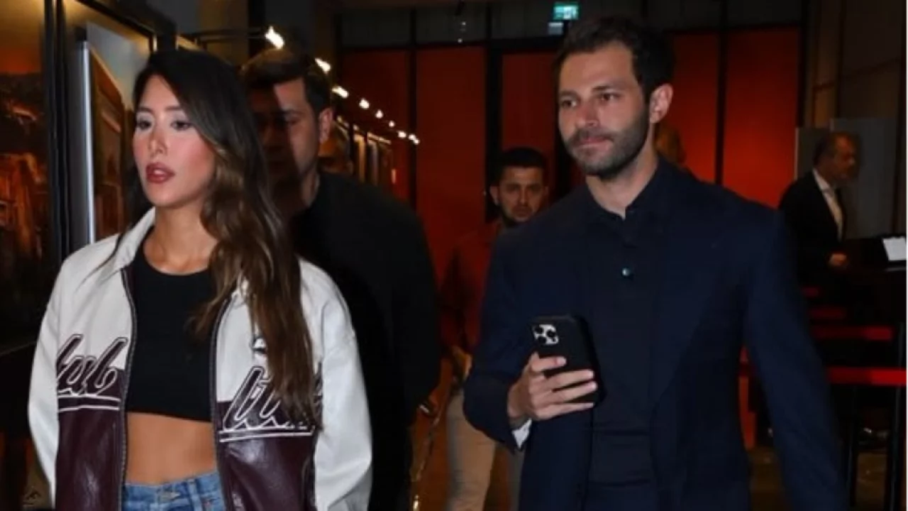 Hakan Sabancı'dan sergi gecesinde dikkat &ccedil;eken g&ouml;r&uuml;nt&uuml;! Yanındaki isim merak uyandırdı