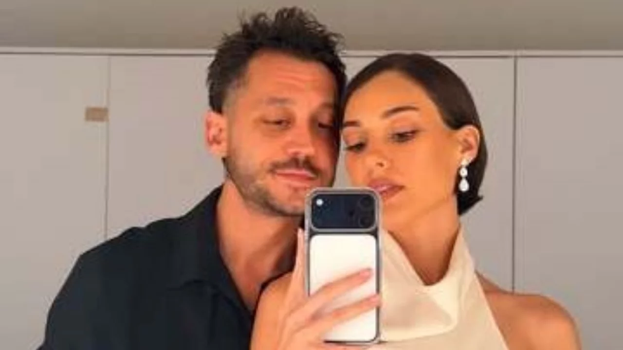 Dilan &Ccedil;i&ccedil;ek Deniz'den aşk dolu paylaşım! Birkan Nasuhoğlu ile geceden romantik kare