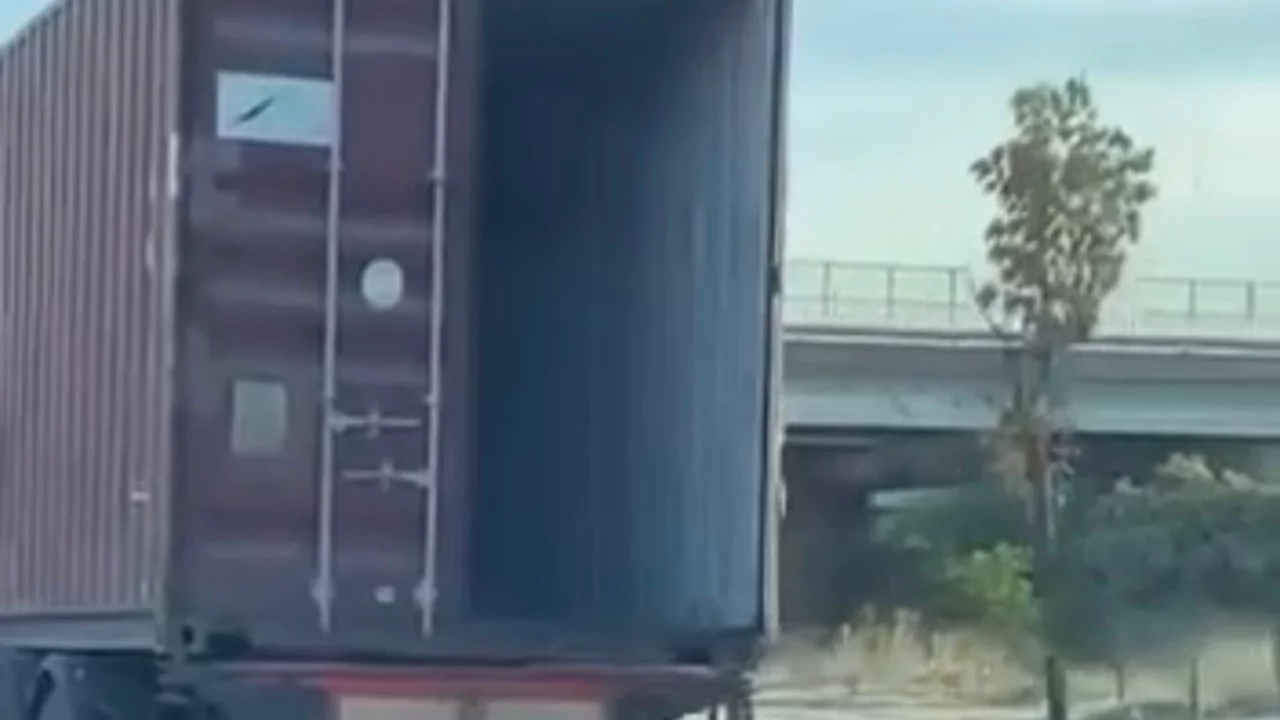 Bursa'da sürücüleri korkutan anlar! Tırın dorsesi açık kaldı
