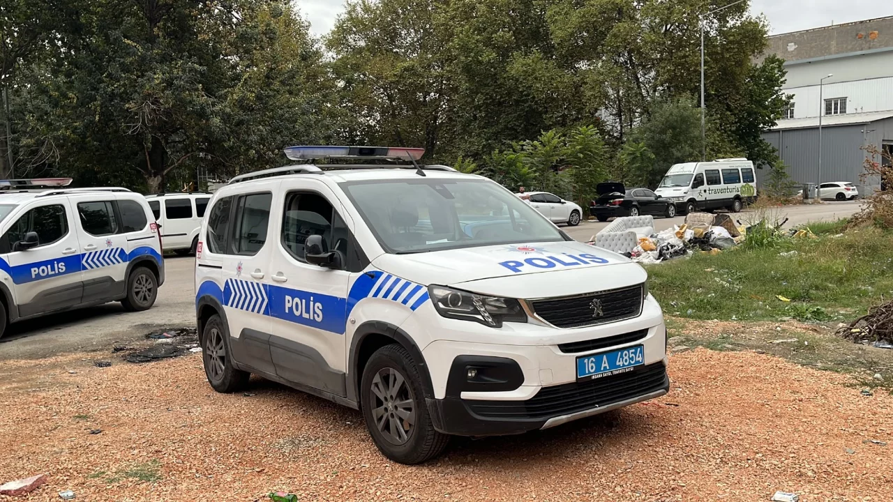Bursa'da ekipleri şaşkına çeviren kadın! Kendini araca kilitledi...