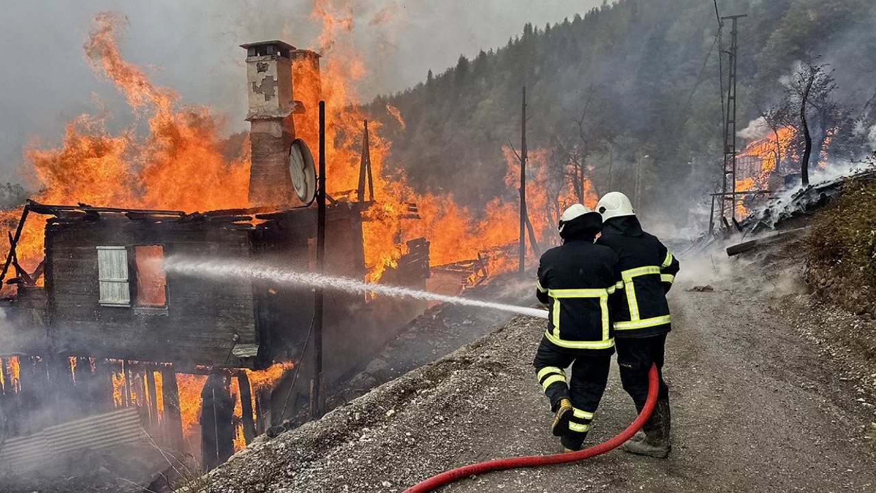Bir köy alev aldı! Evler ardı ardına tutuştu