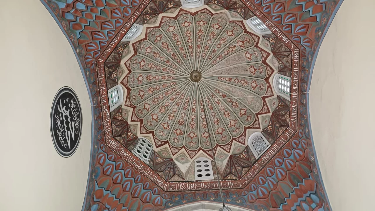 Bursa'daki tarihi caminin duvarında gözden kaçan 'Mecnun' detayı!