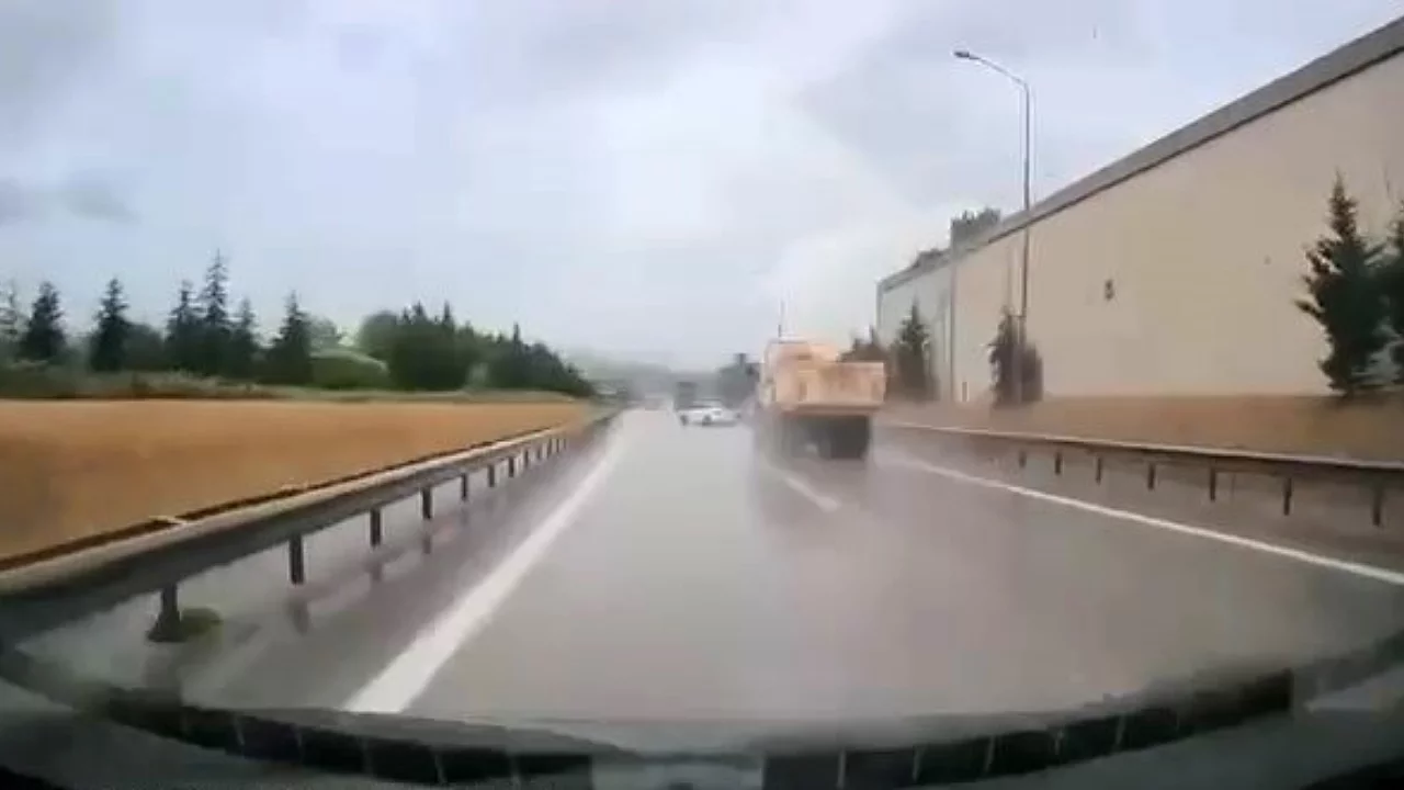 Bursa'ya yağan yağmur peş peşe kazalara neden oldu! Bu kez bariyerlere...