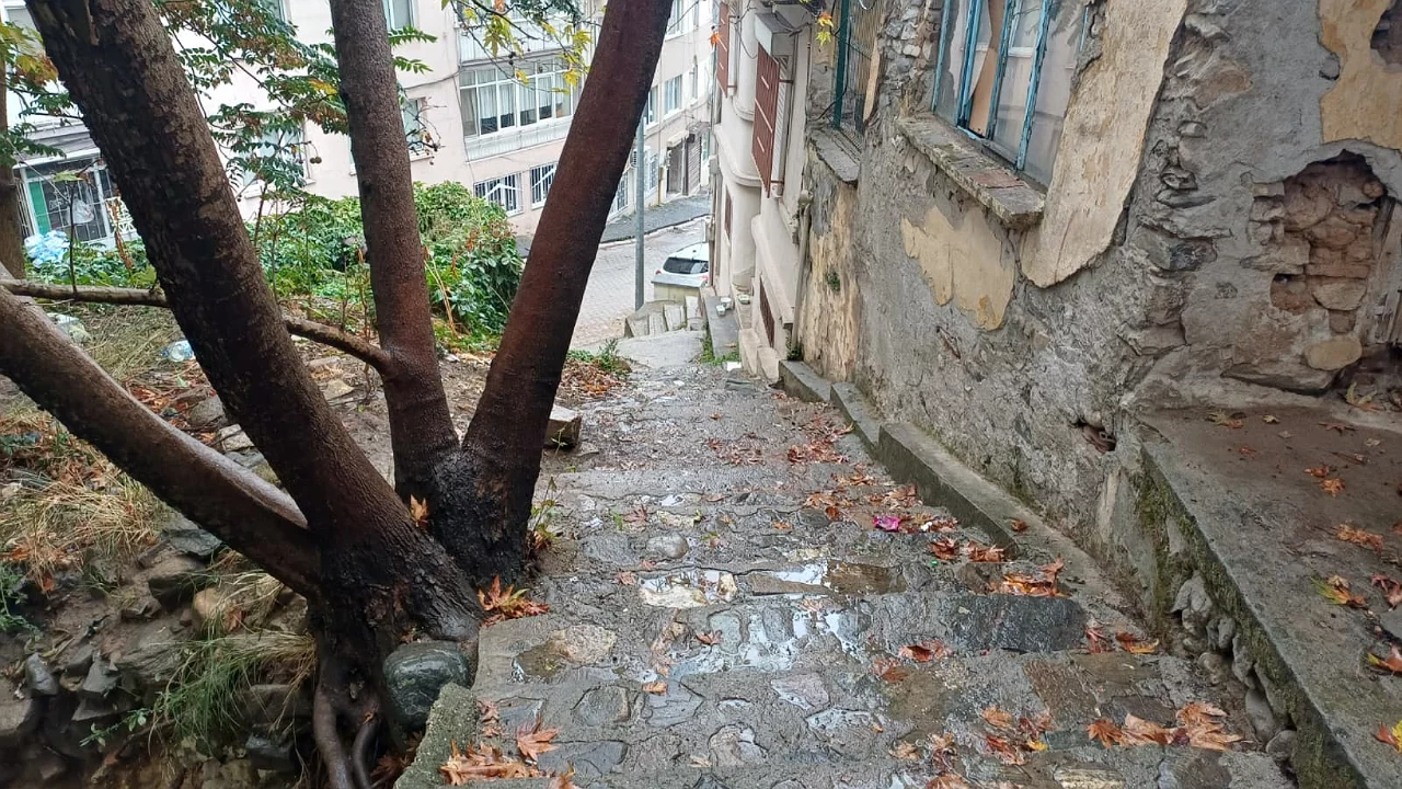 Bursa'da bir ilgin&ccedil; sokak! Eve girmek i&ccedil;in &ccedil;ıkmak gerekiyor...