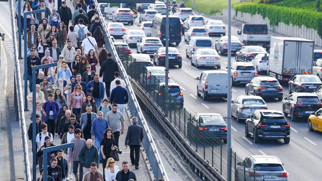 Yılda 12 g&uuml;n yollarda kayboluyor