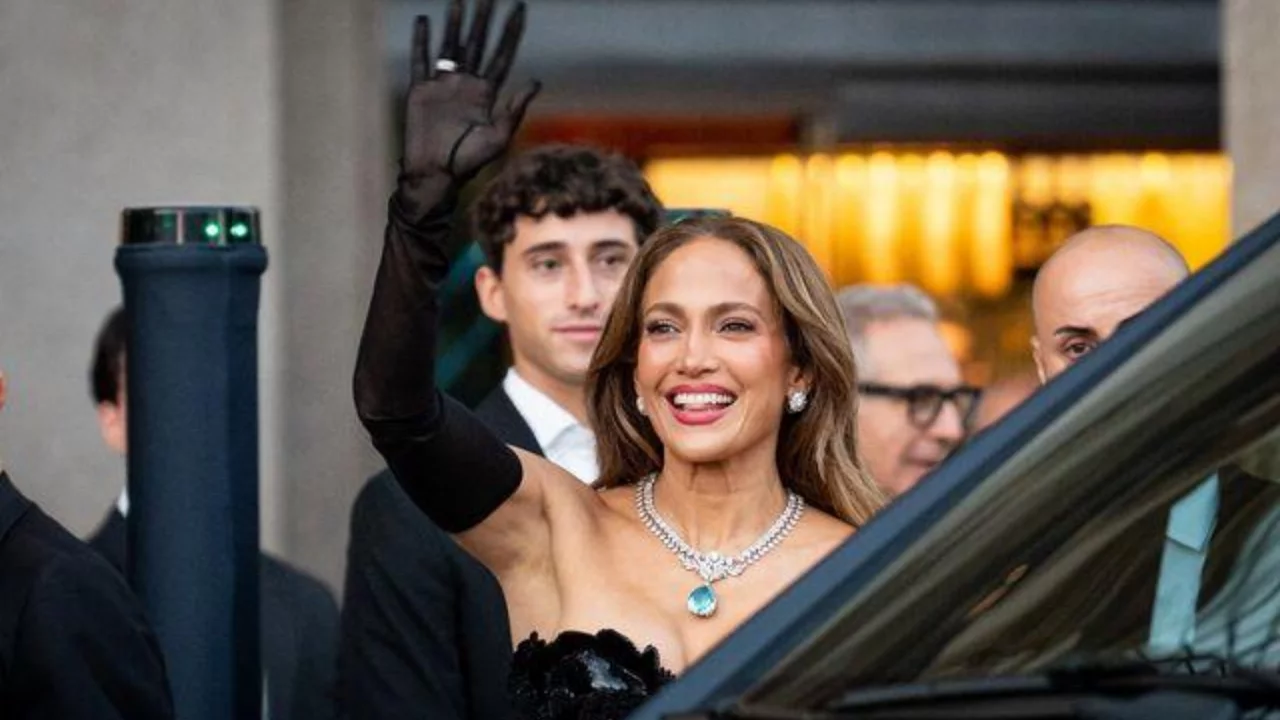 Vogue World Milano gecesine Jennifer Lopez damgası! Görünümüyle tüm dikkatleri üzerine çekti
