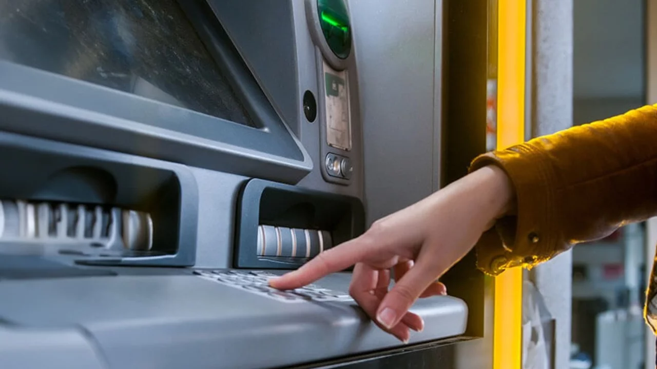 ATM'lerde bir devir kapanıyor! Tuşlar artık yok...
