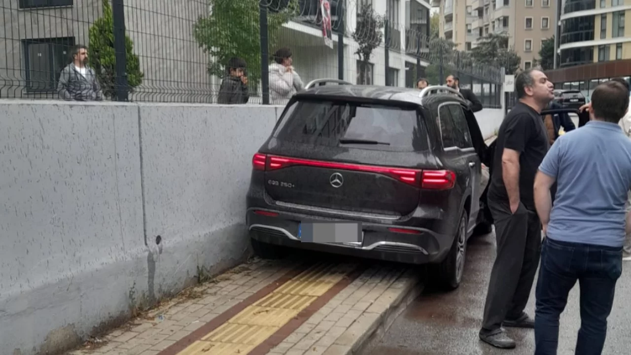 Bursa'da okul &ouml;n&uuml;nde ucuz atlatılan kaza!