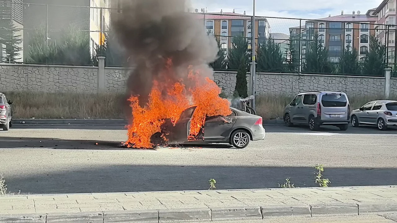 Korkutan araç yangını! Art arda patlamalar yaşandı
