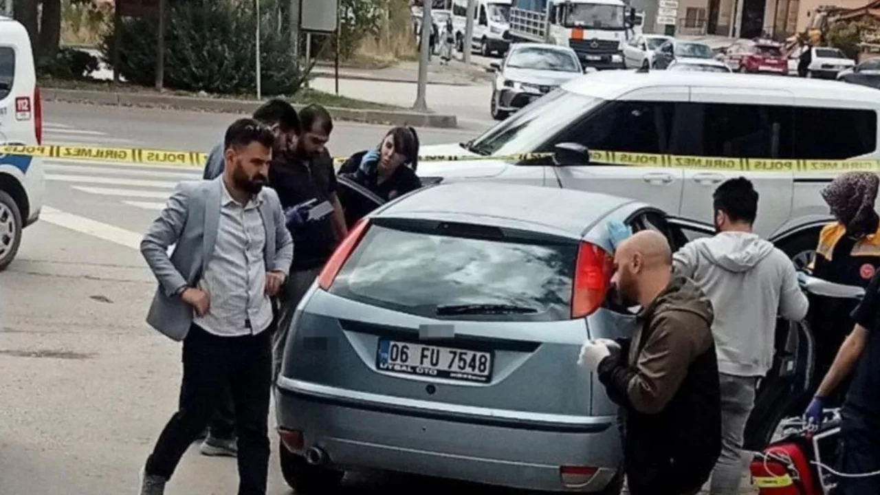 &Ccedil;alışır haldeki otomobilde feci manzara: İ&ccedil;inden iki kişinin cansız bedeni &ccedil;ıktı