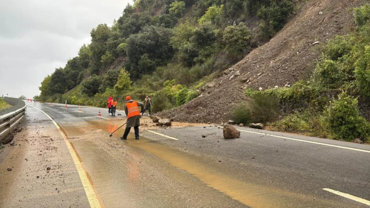 Zonguldak'ta sağanak ve fırtına alarmı: Alaplı-Ak&ccedil;akoca yolunda heyelan