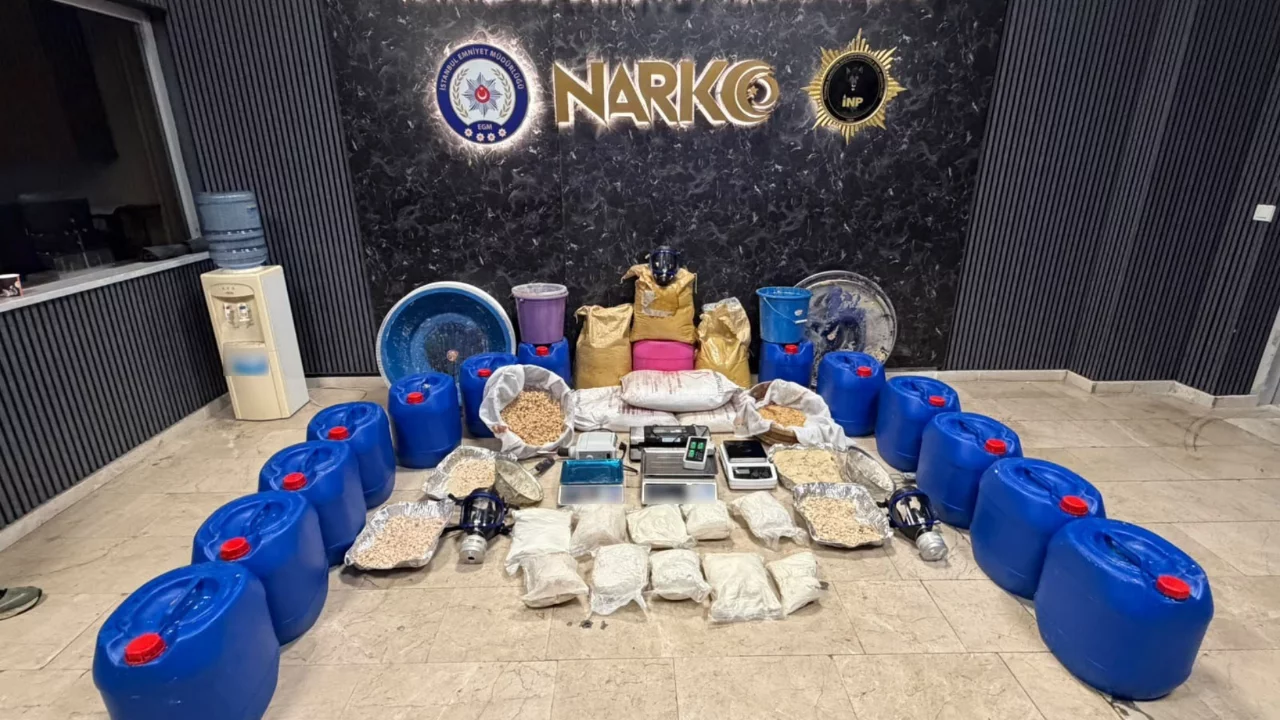 İstanbul'da peş peşe uyuşturucu operasyonları: Yüklü miktarda uyuşturucu ve kimyasal ele geçirildi