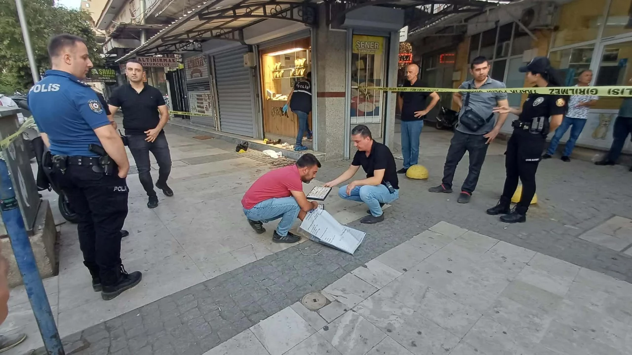 Manisa'da kuyumcuda silahlı soygun girişimi: 2 kişiyi yaralayan şüpheli tutuklandı