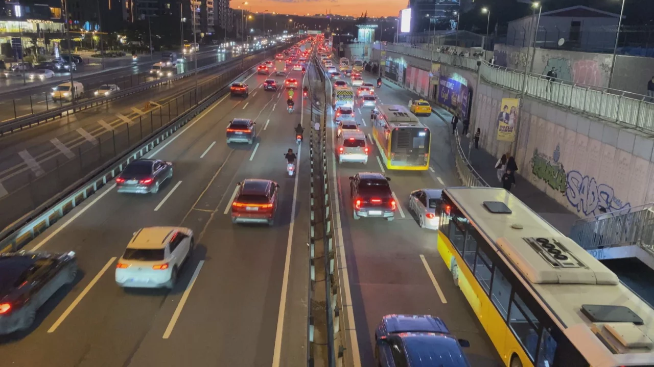 İstanbul'da trafik yoğunluğu y&uuml;zde 69'a ulaştı