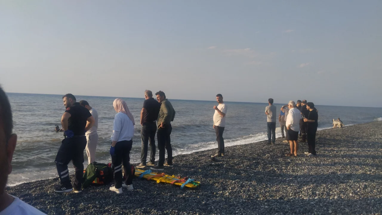 Artvin'de denize giren İranlı &ccedil;ay iş&ccedil;isi hayatını kaybetti