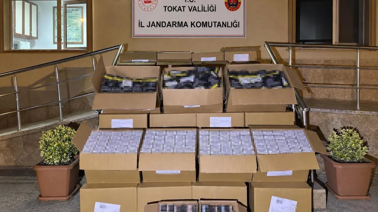 Tokat'ta durdurulan ara&ccedil;tan 600 bin ka&ccedil;ak makaron &ccedil;ıktı