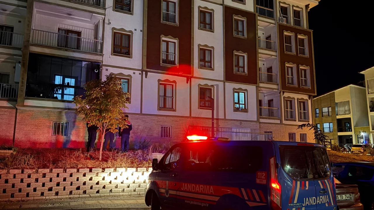 Manisa'da balkondan d&uuml;şen 17 yaşındaki kız yaralandı