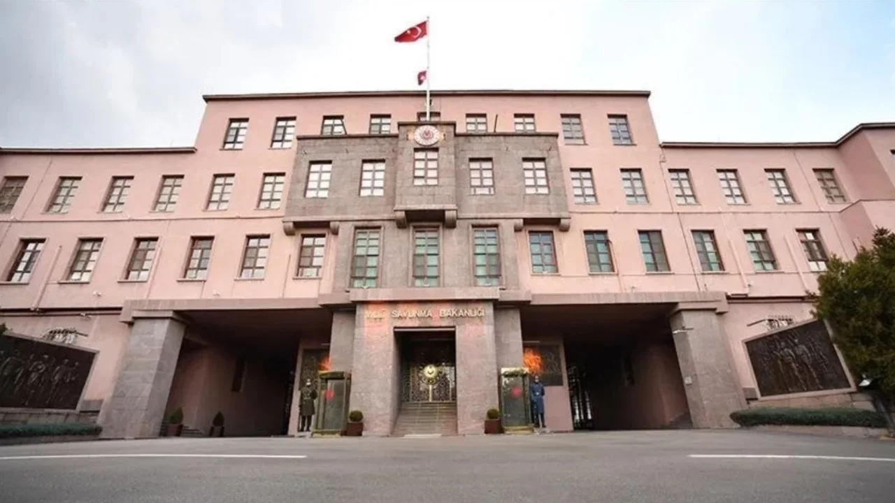 MSB'den Yunanistan'a adalar uyarısı: Yükümlülüklerinize riayet edin 
