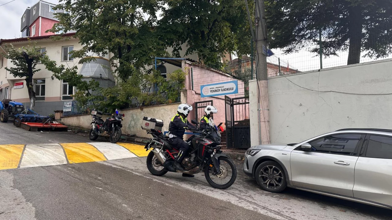 Orhangazi Jandarma'sından okul &ccedil;evreleri ve servis ara&ccedil;larına y&ouml;nelik sıkı denetim s&uuml;r&uuml;yor!