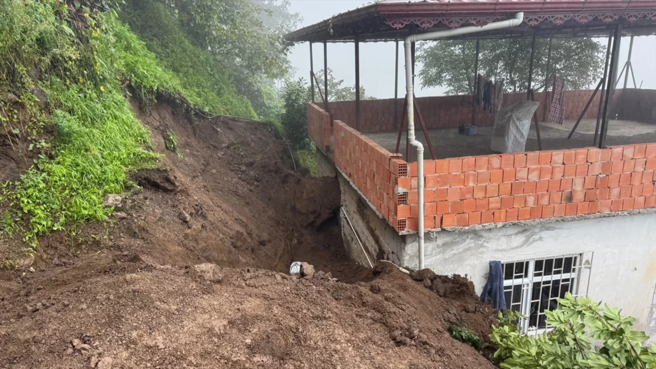 Trabzon'da heyelan dehşeti! 1 kişiden acı haber geldi