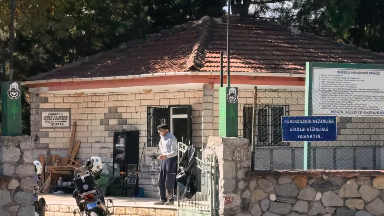 Bursa'da mezarlıkta ortalık karıştı! Kaptığı gibi husumetlisinin başına indirdi