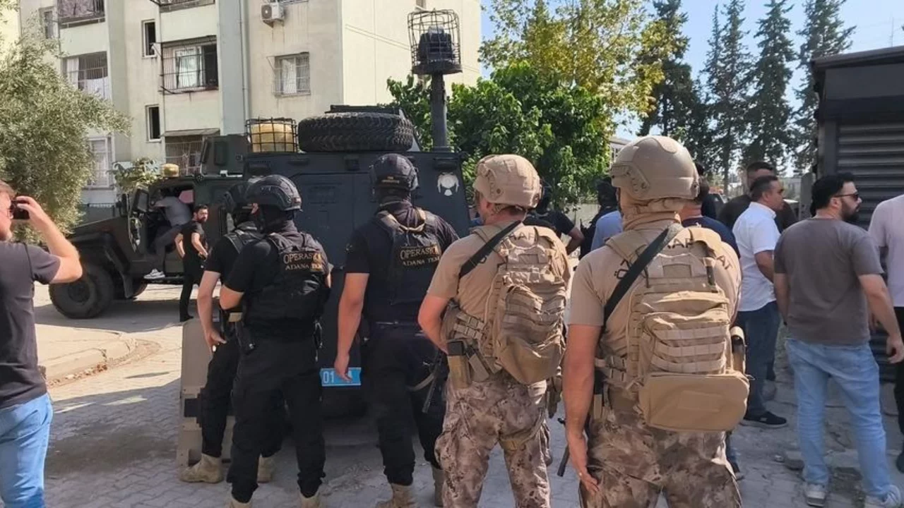 Hareketli anlar! Yakalanacağını anlayınca el bombası alıp kendisini eve kilitledi
