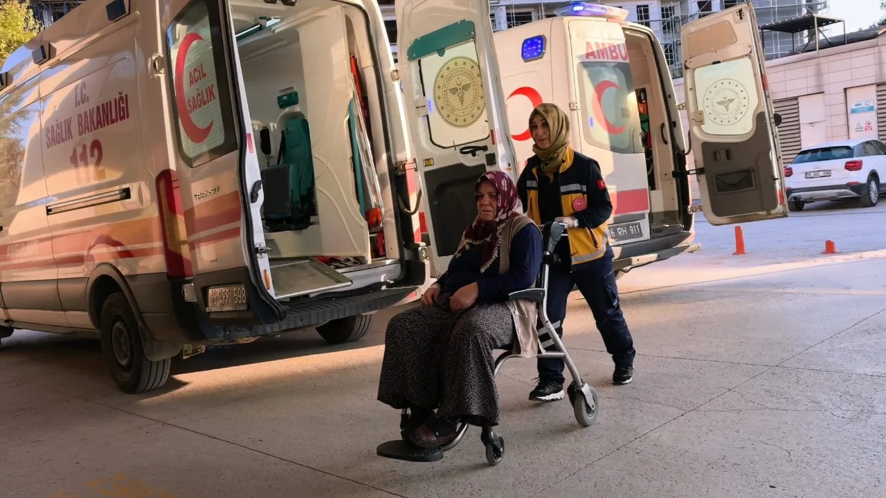 Bursa'da cenaze d&ouml;n&uuml;ş&uuml; kaza: Otomobil dere yatağına yuvarlandı, 5 kişi yaralandı
