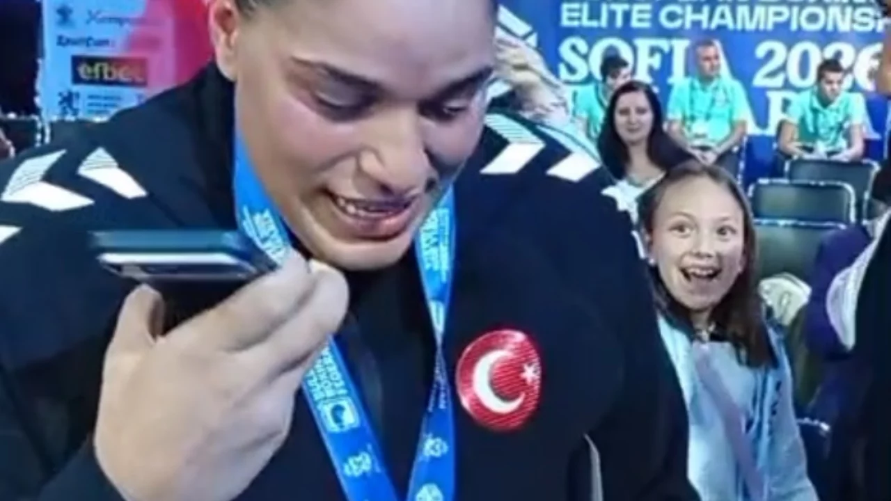 Cumhurbaşkanı Erdoğan, Avrupa Boks Şampiyonu Havvanur Keth&uuml;da'yı kutladı