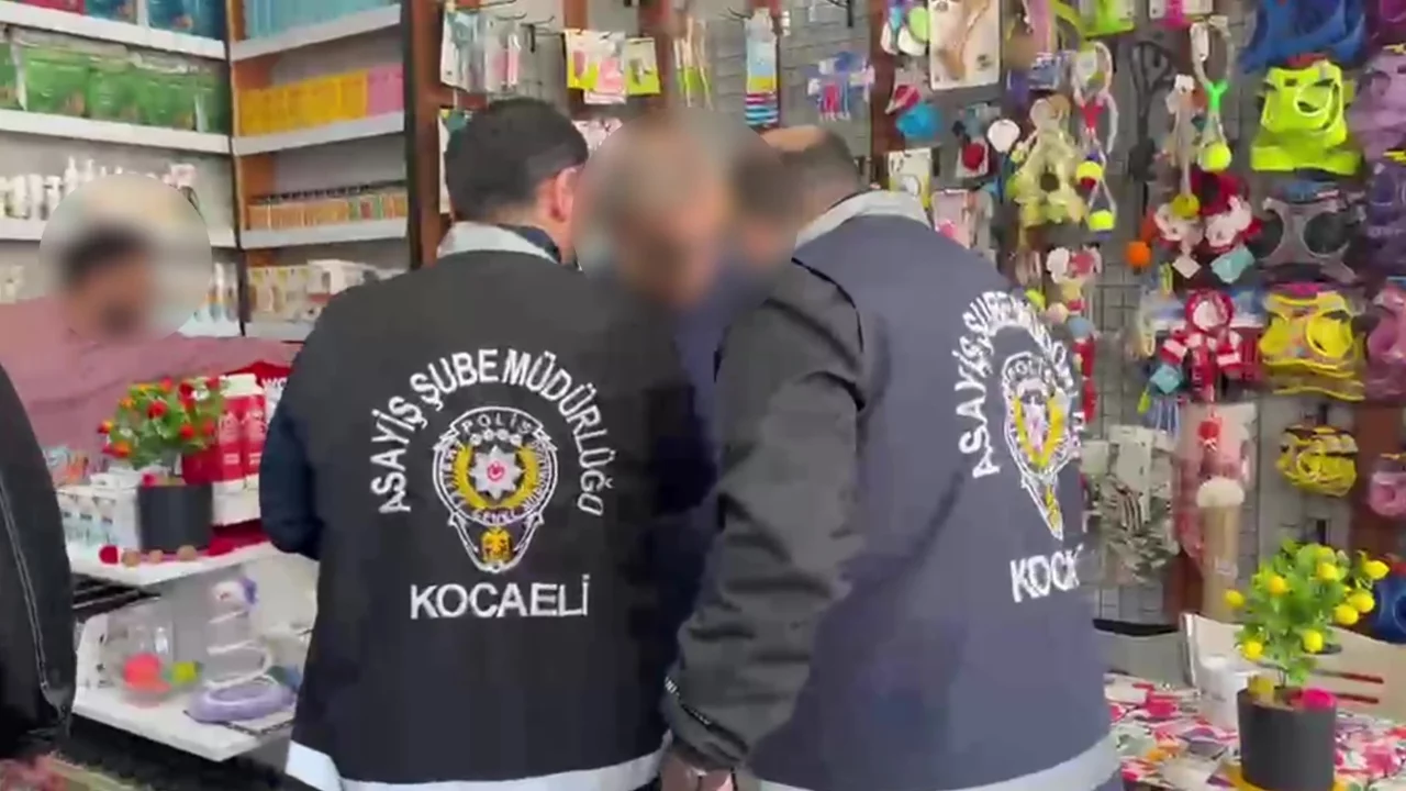 10 yıldır aranan firari d&uuml;kkanında yakalandı: Polise "Esnafım, herkes beni tanır" dedi