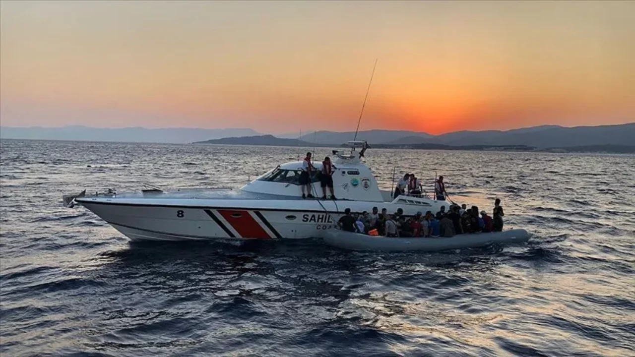 İzmir a&ccedil;ıklarında hareketlilik: 56 d&uuml;zensiz g&ouml;&ccedil;men yakalandı