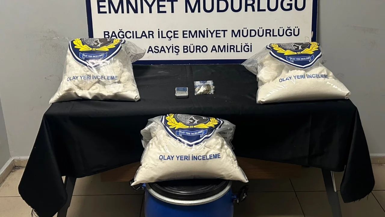 Bağcılar'da uyuşturucu operasyonu: Sentetik ecza &uuml;retiminde kullanılan yaklaşık 23 kilo ham madde ele ge&ccedil;irildi