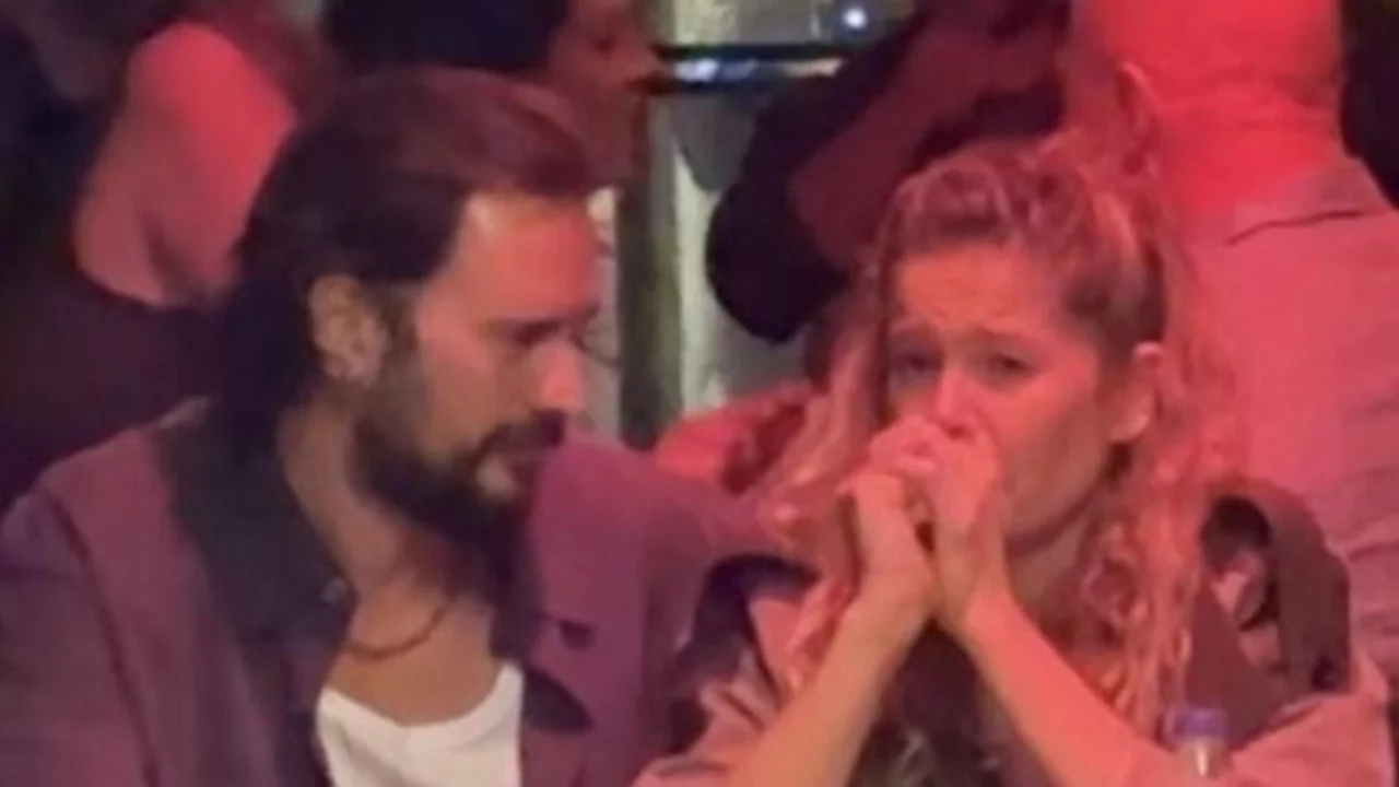 Burcu Biricik &ouml;nce g&ouml;zyaşlarına hakim olamadı, ardından dans etti! Beyoğlu'nda dikkat &ccedil;eken anlar