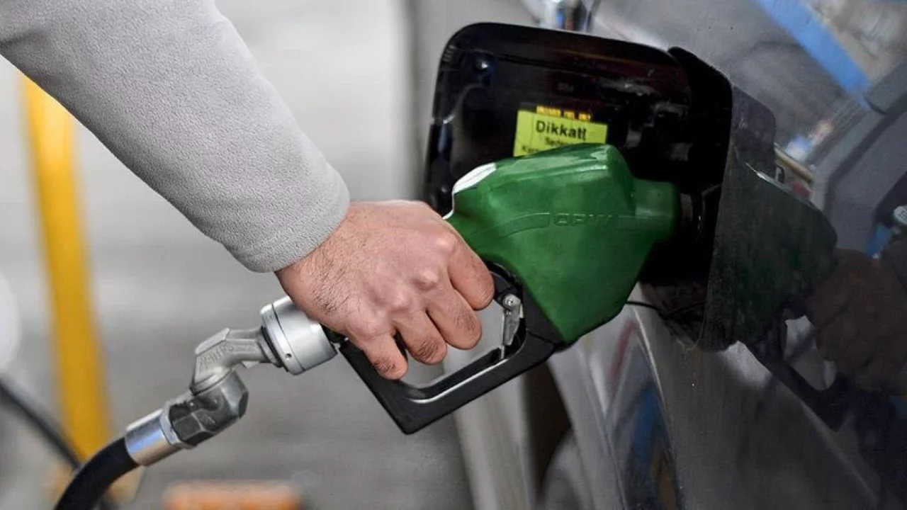 Benzine t&uuml;m zamanların en b&uuml;y&uuml;k zammı geliyor! 90 TL'yi aşacak
