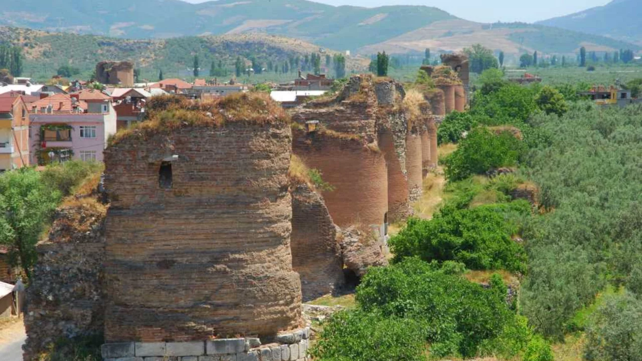 Bursa'da 2 bin 400 yıllık tarih! Kadim surlar hala ayakta...