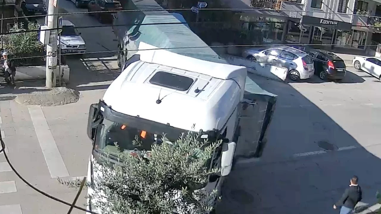 Bursa'da dönüş yaparken sokakta her şeyi devirdi!