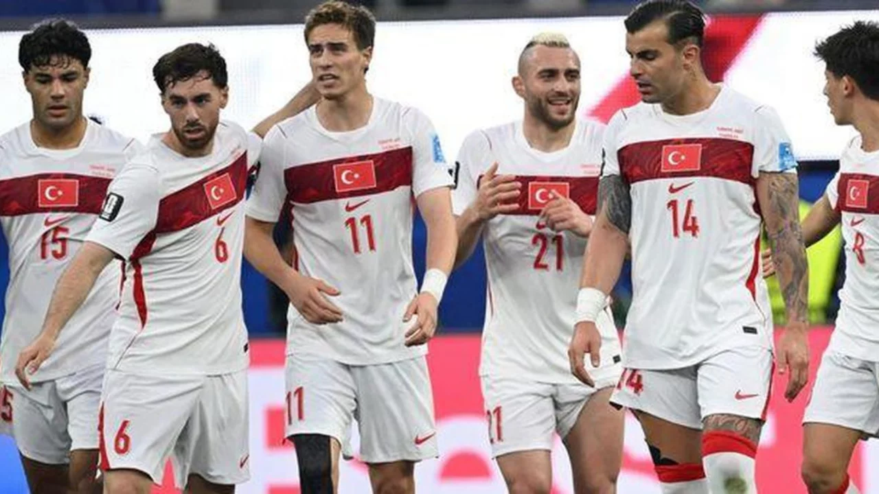 T&Uuml;RKİYE FRANSA MİLLİ MA&Ccedil; KADROSU: T&uuml;rkiye Fransa ma&ccedil;ında eksik var mı, kimler oynamayacak? (T&uuml;rkiye Fransa muhtemel 11'ler)