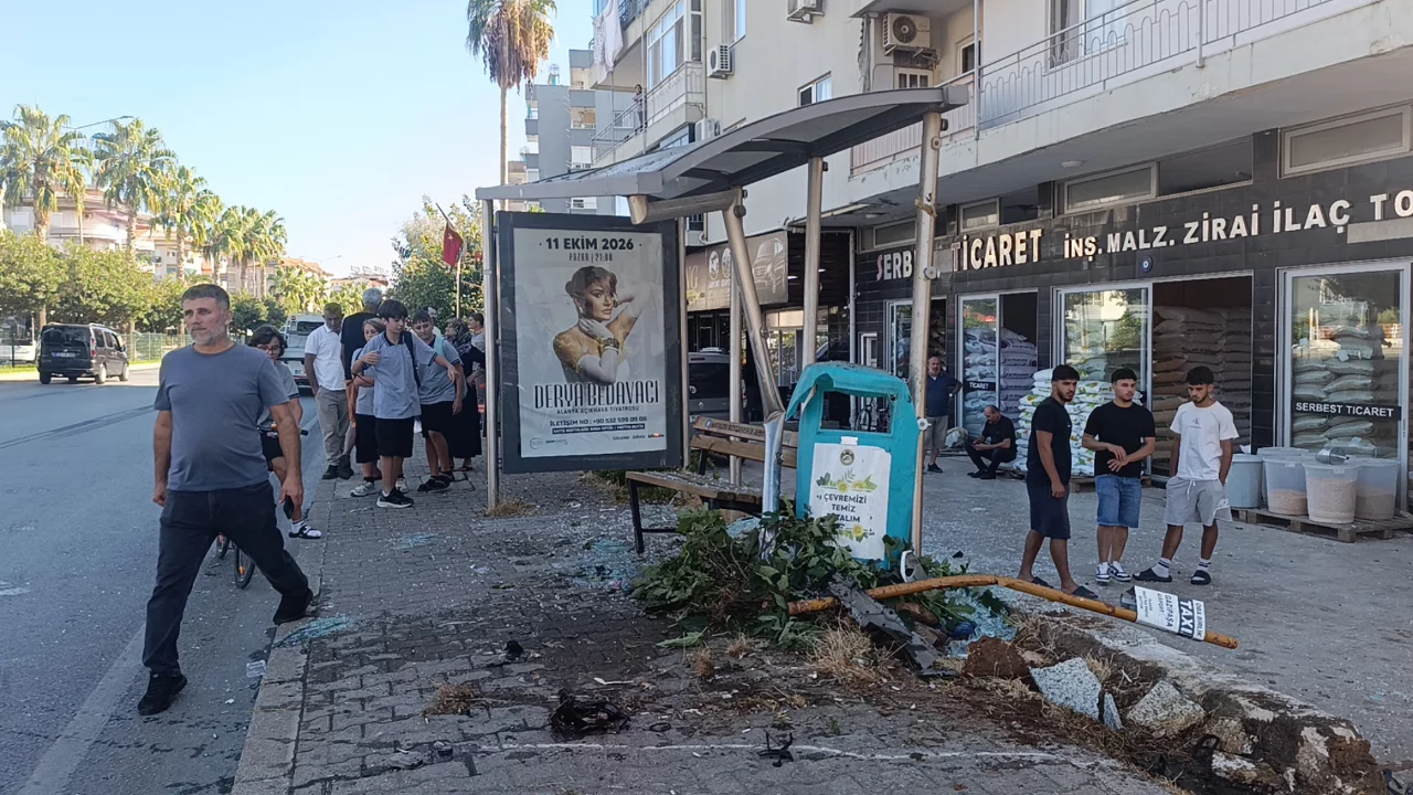 Alanya'da otomobil dehşeti: Yayaya çarptı, ardından otobüs durağına daldı