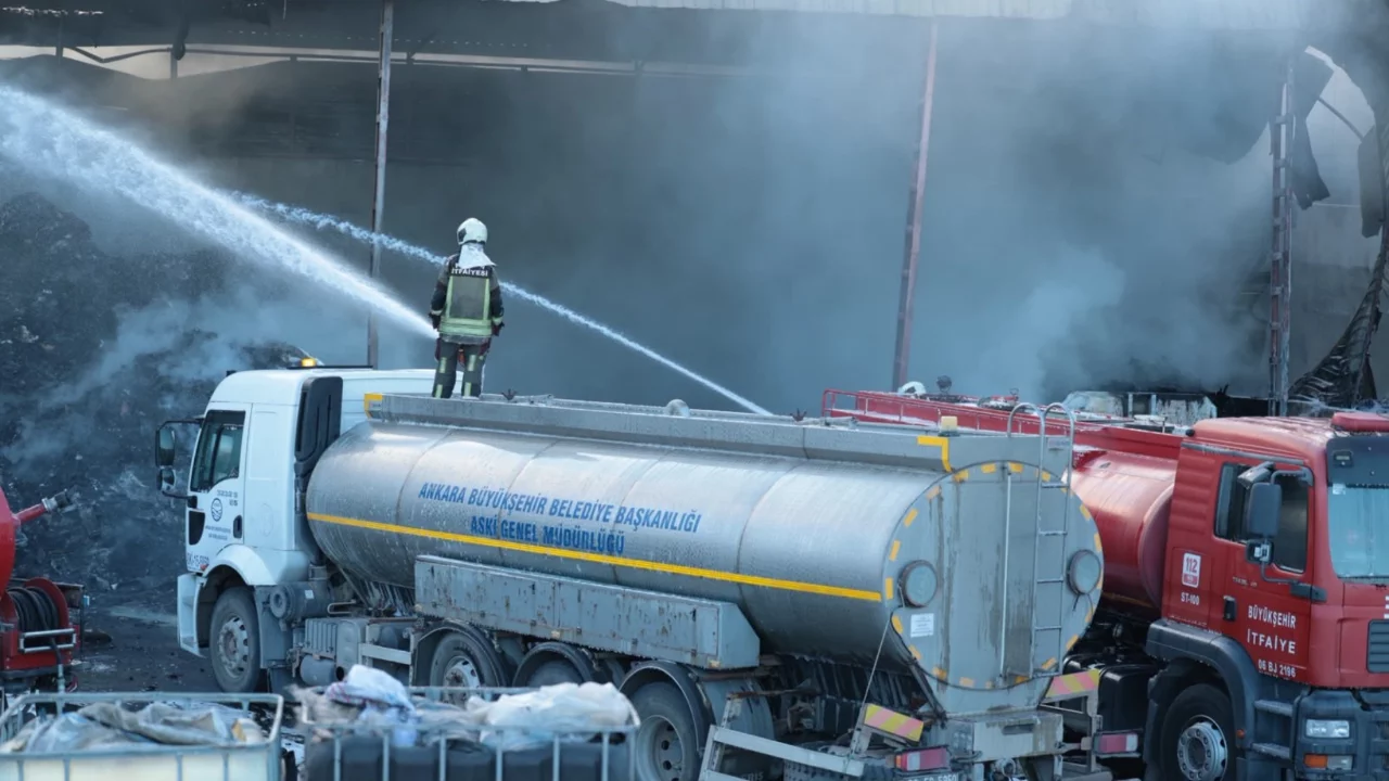 Ankara'da plastik atık geri d&ouml;n&uuml;ş&uuml;m merkezinde yangın &ccedil;ıktı