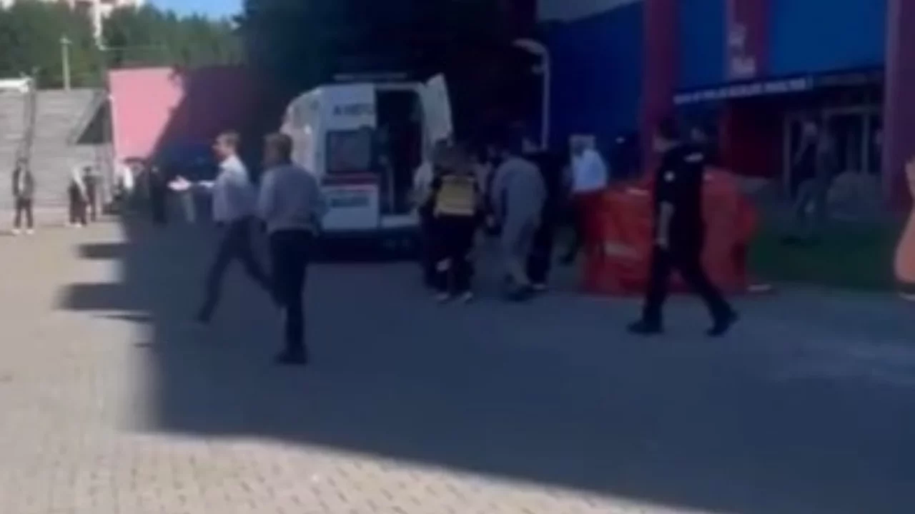 Karab&uuml;k &Uuml;niversitesi'nde korkutan olay! 20 yaşındaki &ouml;ğrenci 3. kattan d&uuml;şt&uuml;