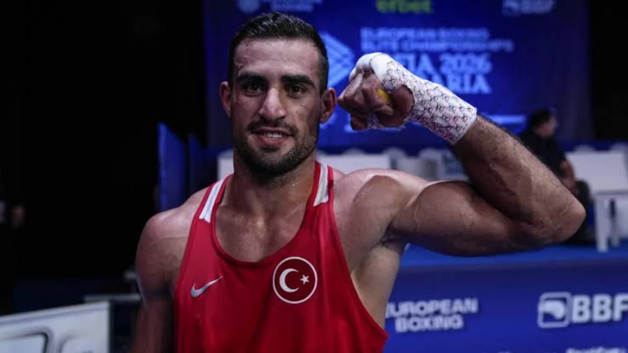 Emrah Yaşar'dan tarihi zafer! Milli boks&ouml;r Avrupa şampiyonluğuyla zirveye &ccedil;ıktı