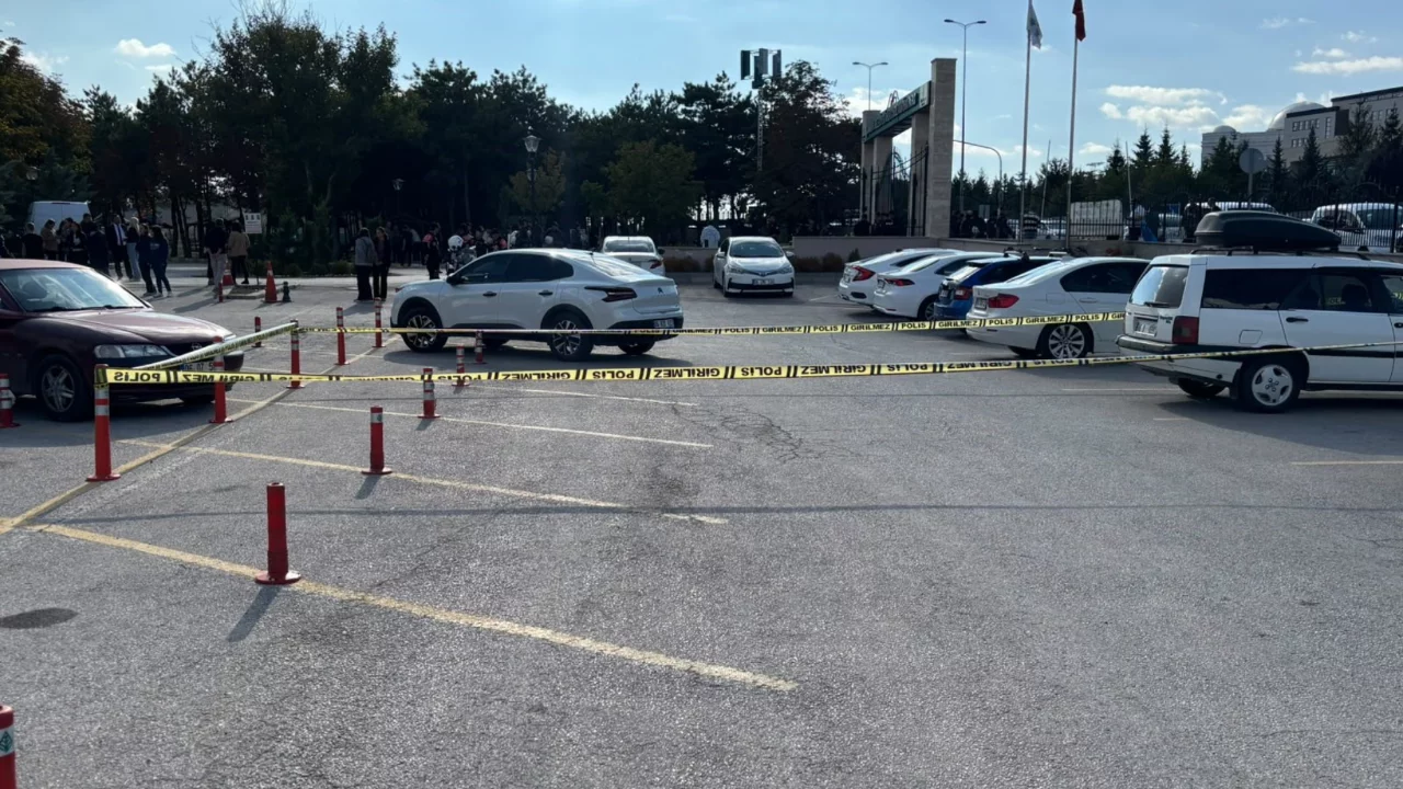 Anayasa Mahkemesi &ouml;n&uuml;nde silah sesi: Emeklilerin eylemi sırasında bir kişi hayatını kaybetti
