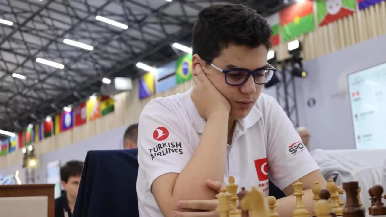 Milli satran&ccedil;&ccedil;ı Yağız Kaan Erdoğmuş'a uluslararası &ouml;d&uuml;l! FIDE'den b&uuml;y&uuml;k takdir