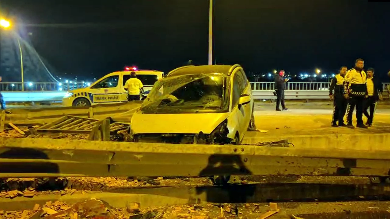Afyonkarahisar-İzmir yolunda feci kaza! tır k&ouml;pr&uuml;de asılı kaldı, 6 kişi yaralandı