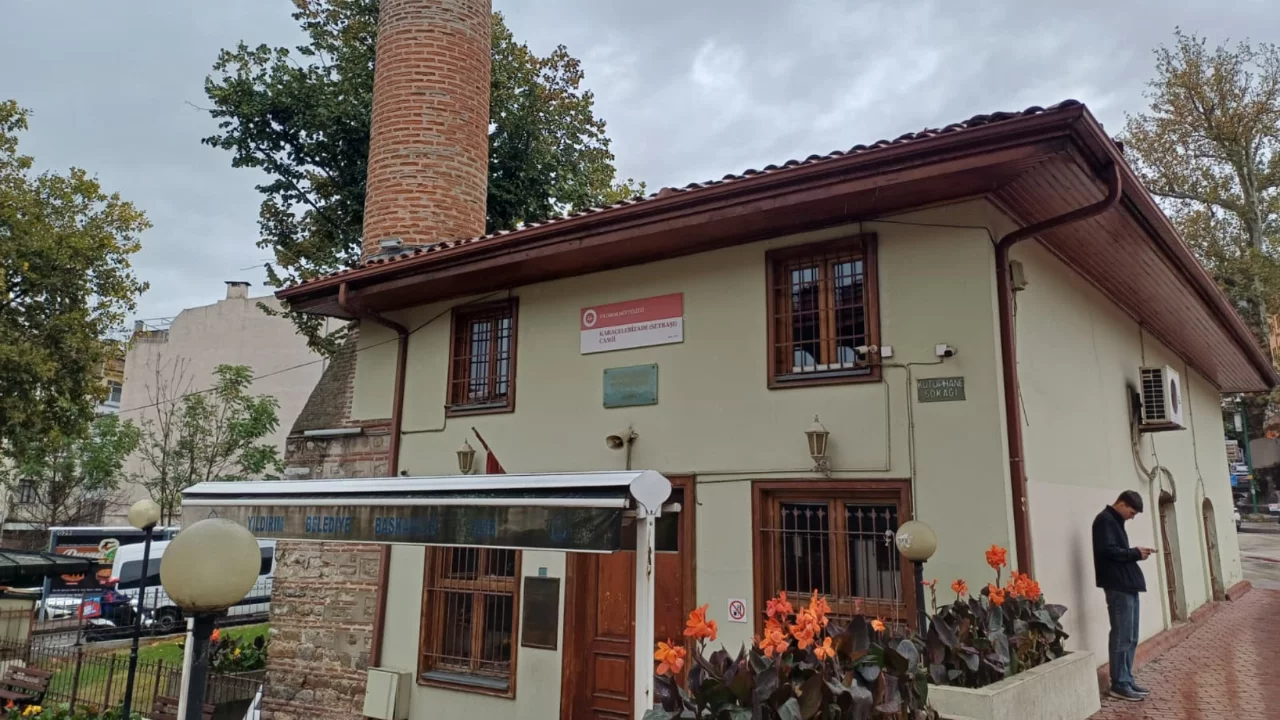 Bursa'nın tarihi camisinde g&ouml;zden ka&ccedil;mayan detay! Muhtar harekete ge&ccedil;ilmesini istedi