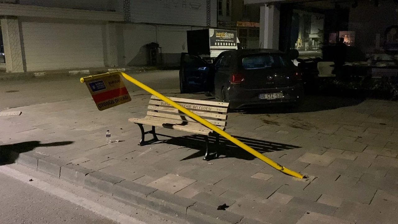 Bursa'da kontrolden &ccedil;ıkan ara&ccedil; kaldırıma &ccedil;ıktı